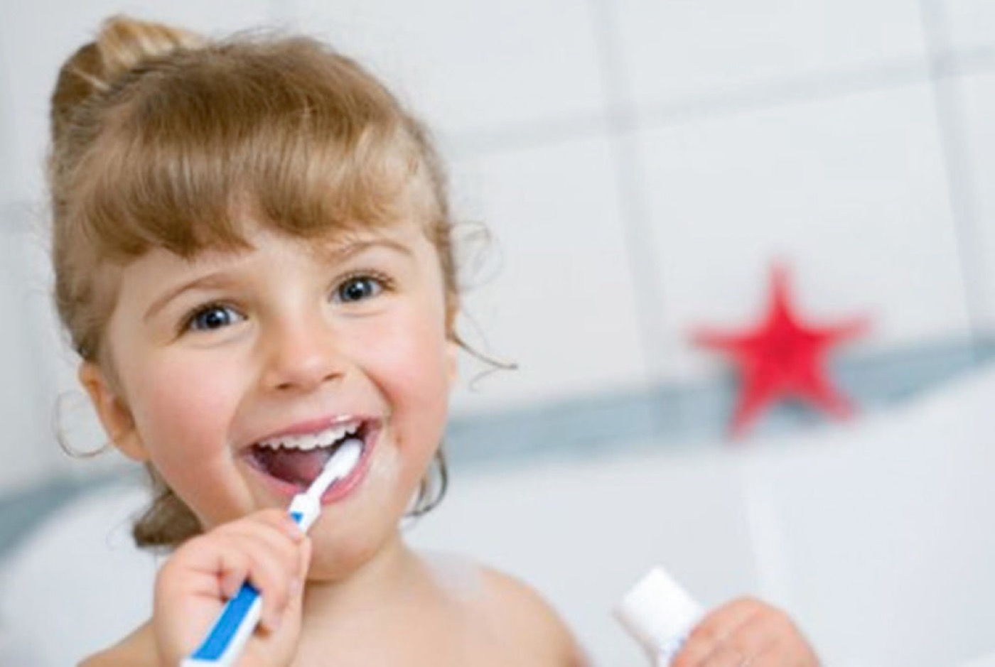 Teaching young kids to maintaining good oral hygiene can help prevent gingivostomatitis